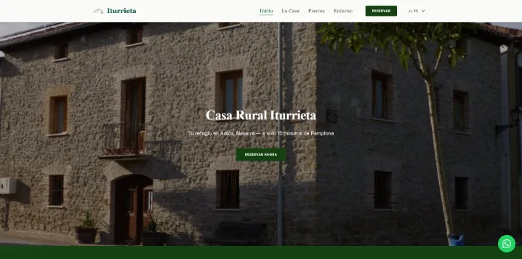 Captura de la web de Casa Rural Iturrieta: portada con la fachada de piedra de la casa